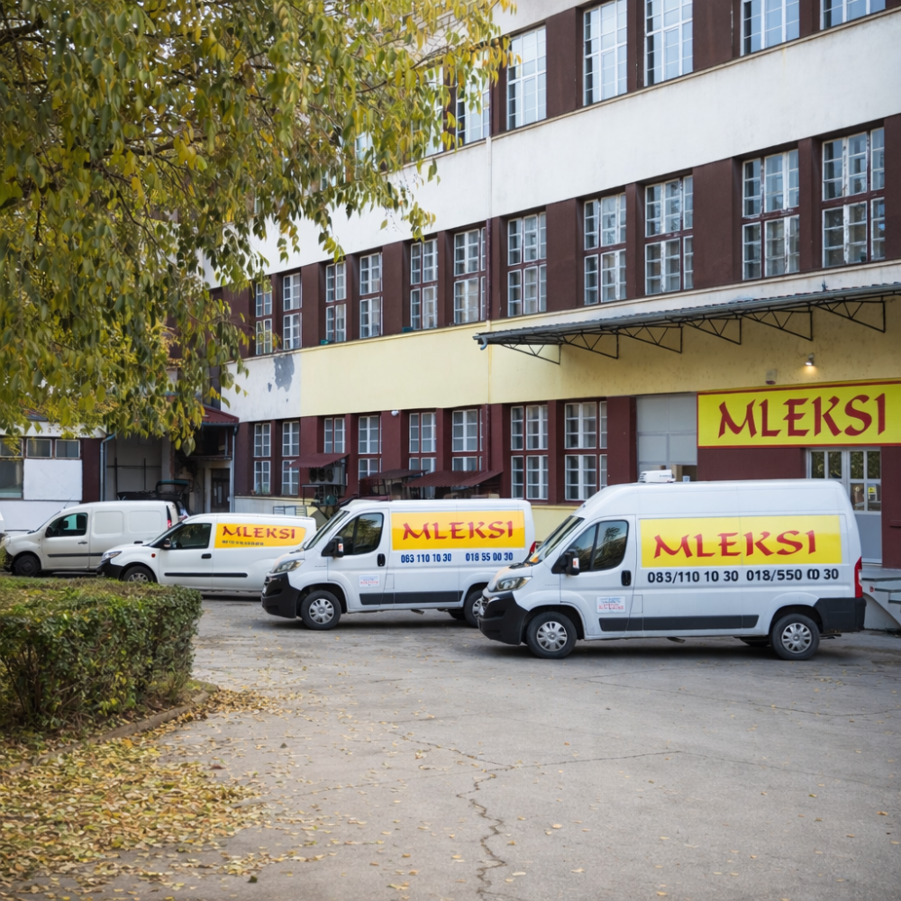 Mleksi vozila parkirana ispred poslovnih prostorija.